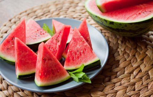 坐板凳吃瓜,闲适生活的一角